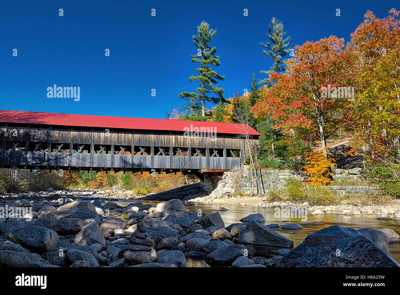 Albany Covered Bridge spanning the Swift River, Albany, New Hampshire, USA. Stock Photo