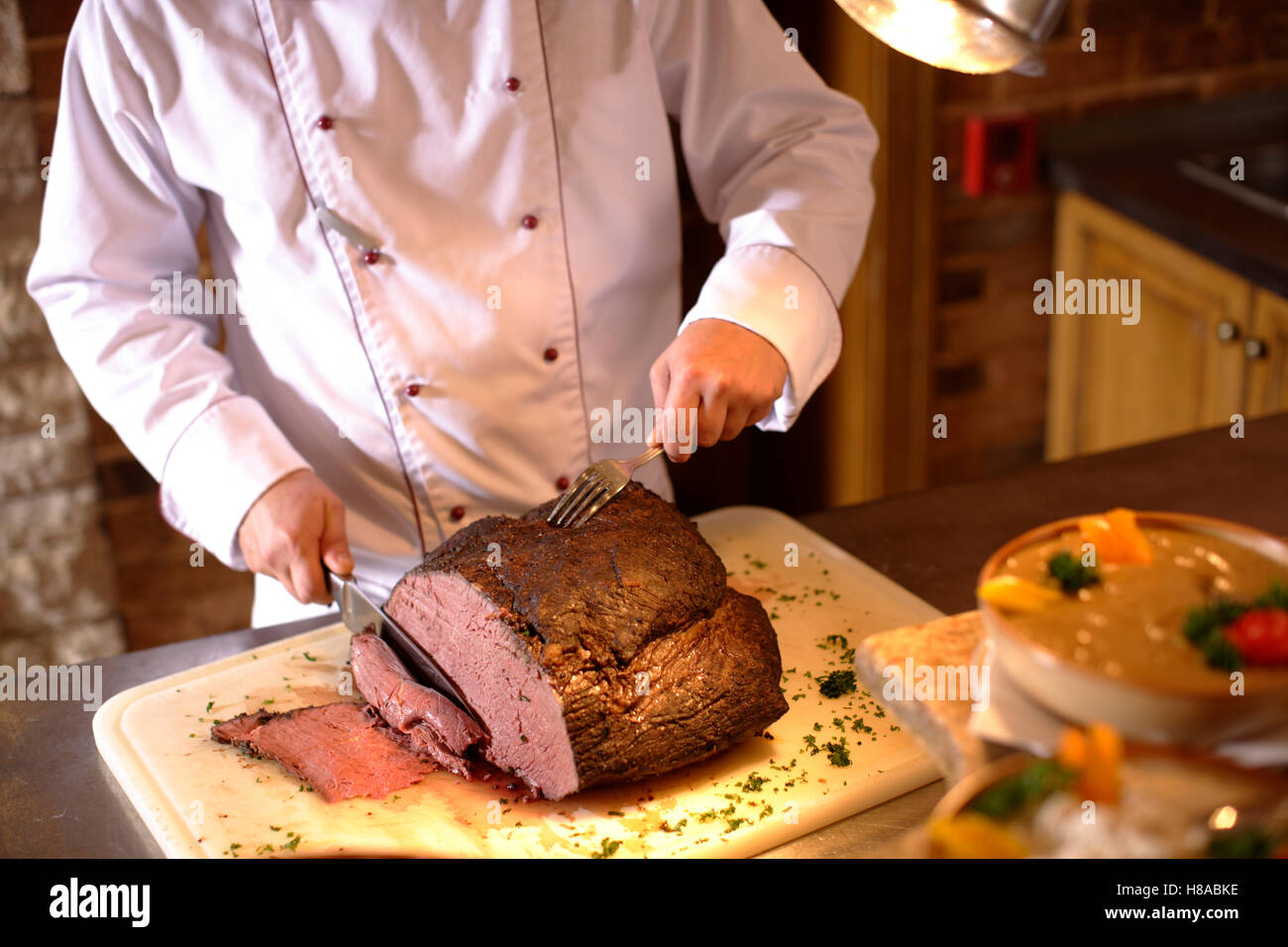 https://c8.alamy.com/comp/H8ABKE/chef-carving-roast-beef-H8ABKE.jpg