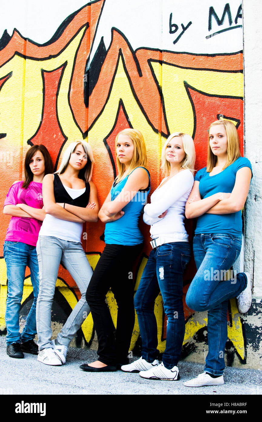 Five girls art hi-res stock photography and images - Alamy