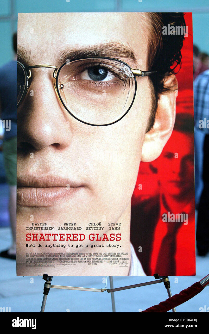 SHATTERED GLASS SHATTERED GLASS LA FILM PREMI ARCLIGHT CINEMA HOLLYWOOD LA USA 19 October 2003 Stock Photo