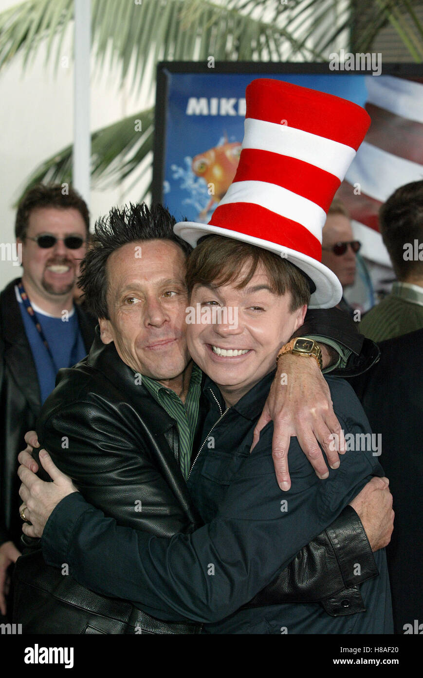 BRIAN GRAZER & MIKE MYERS DR. SEUSS' THE CAT IN THE HAT CITYWALK UNIVERSAL STUDIOS LA USA 09 November 2003 Stock Photo