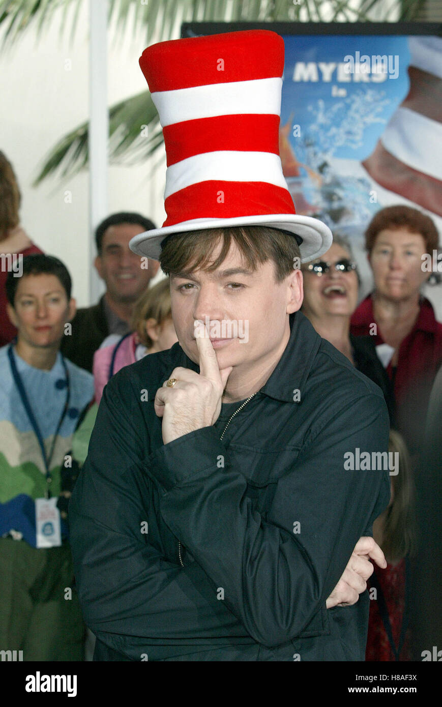 MIKE MYERS DR. SEUSS' THE CAT IN THE HAT CITYWALK UNIVERSAL STUDIOS LA USA 08 November 2003 Stock Photo