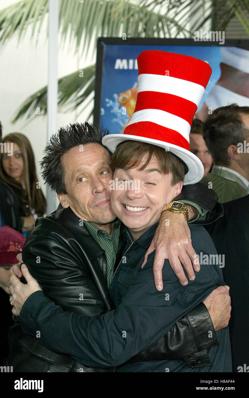 BRIAN GRAZER & MIKE MYERS DR. SEUSS' THE CAT IN THE HAT CITYWALK UNIVERSAL STUDIOS LA USA 08 November 2003 Stock Photo