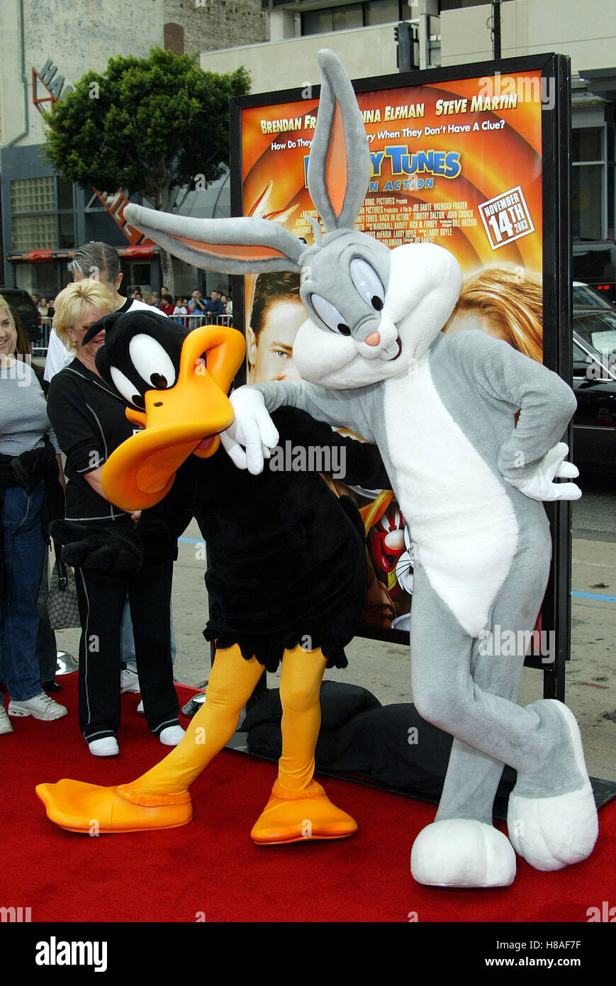 DAFFY DUCK & BUGS BUNNY LOONEY TUNES: BACK IN ACTION CHINESE THEATRE HOLLYWOOD LA USA 09 November 2003 Stock Photo