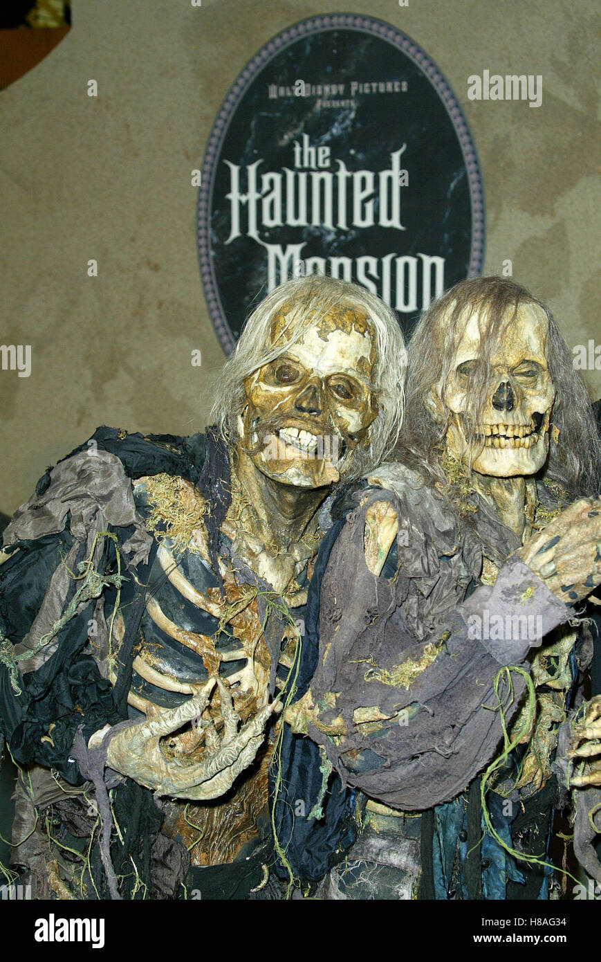 THE HAUNTED MANSION SKELETONS THE HAUNTED MANSION WORLD PRE HOLLYWOOD LOS ANGELES USA 23 November 2003 Stock Photo