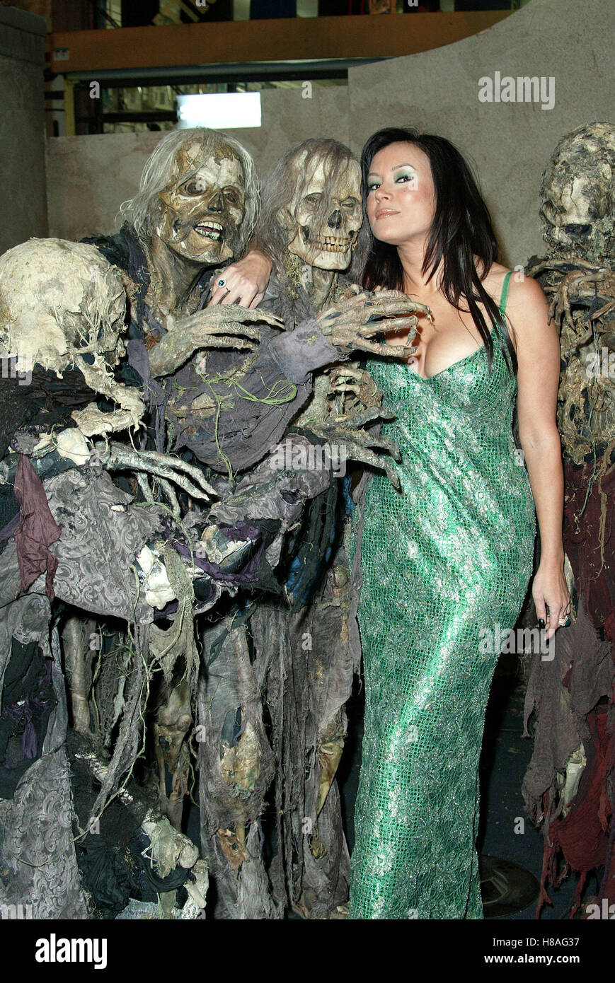 JENNIFER TILLY & THE HAUNTED MANSION SKELETONS THE HAUNTED MANSION WORLD PRE HOLLYWOOD LOS ANGELES USA 23 November 2003 Stock Photo