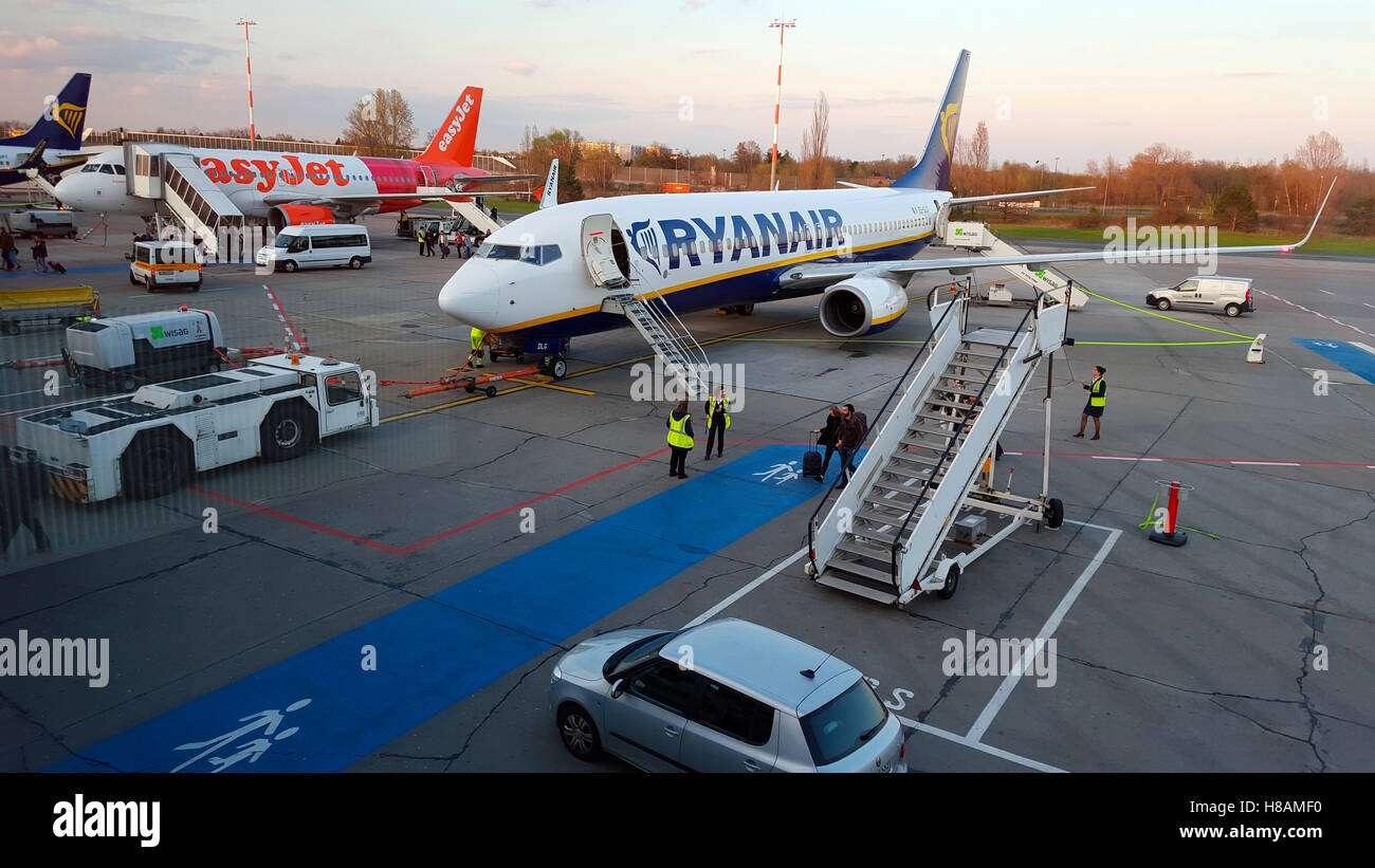 Flugzeuge der Fluggesellschaften 'Ryanair' und 'easyjet' am Flughafen Schoenefeld, Berlin . Stock Photo