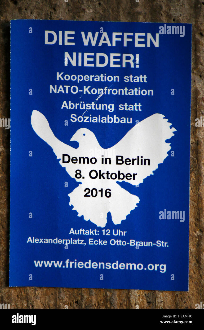 Ankuendigung einer Friedens-Demonsteration mit Friedenstaube Berlin . Stock Photo