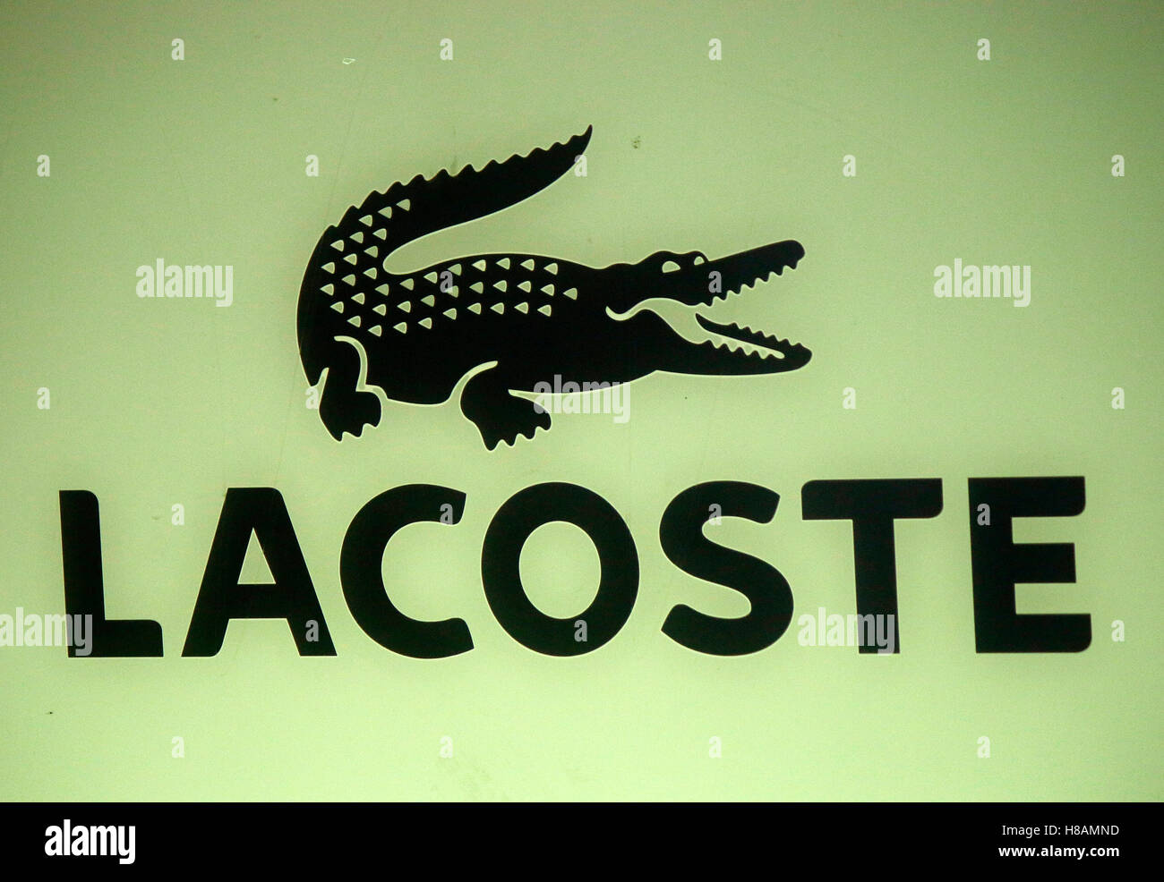 das Logo der Marke "Lacoste", Berlin. Stock Photo