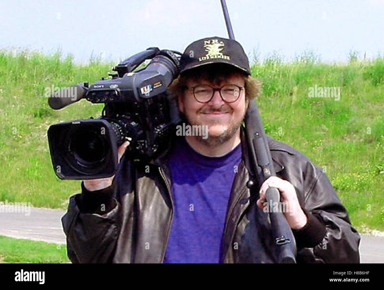 Bowling for Columbine, (BOWLING FOR COLUMBINE) CAN-USA-D 2002, Regie:  Michael Moore, MICHAEL MOORE, Key: Kamera, Waffe, Gewehr, Mütze, Brille  Stock Photo - Alamy