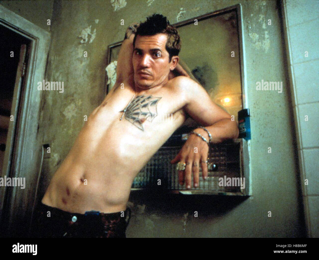 Spun, (SPUN) USA-SWE 2002, Regie: Jonas Akerlund, JOHN LEGUIZAMO, Key: Tattoo, Spiegel, Bauch, Brust Stock Photo