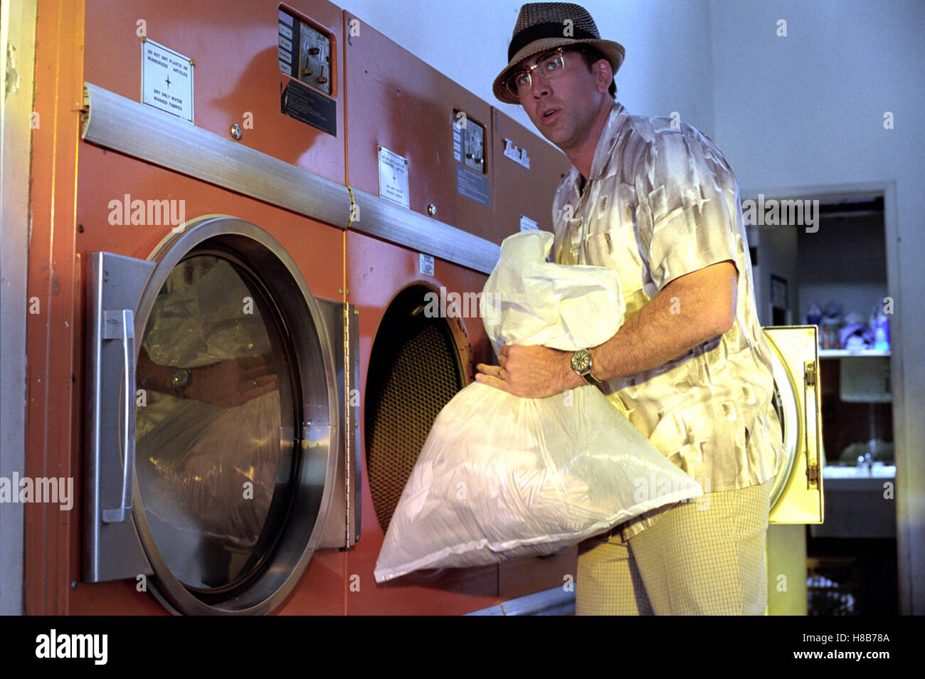 Tricks, (MATCHSTICK MEN) USA 2003, Regie: Ridley Scott, NICOLAS CAGE, Key: Wäsche, Waschmaschine Stock Photo