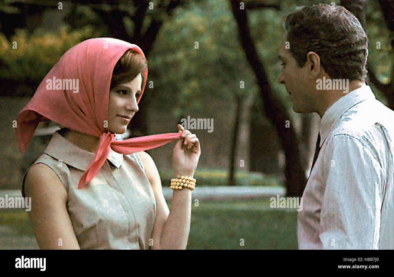 Wir waren so verliebt, (C'ERAVAMO TANTO AMATI) IT 1974, Regie: Ettore Scola, STEFANIA SANDRELLI, NINO MANFREDI,  Key: Kopftuch Stock Photo