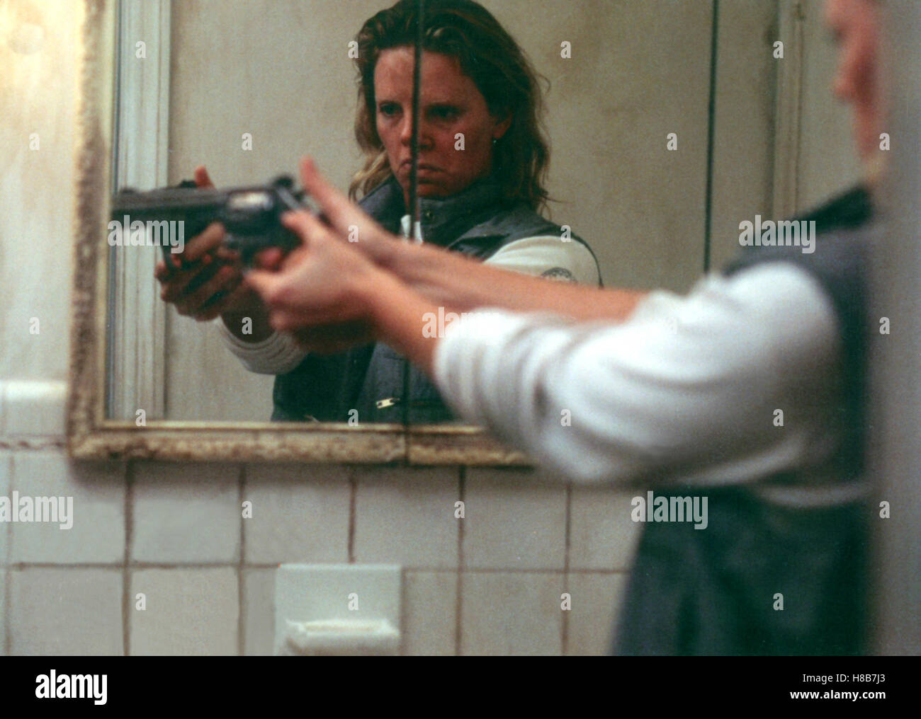 Monster, (MONSTER) USA 2003, Regie: Patty Jenkins, CHARLIZE THERON, Key: Waffe, Revolver, Spiegel, Spiegelbild Stock Photo