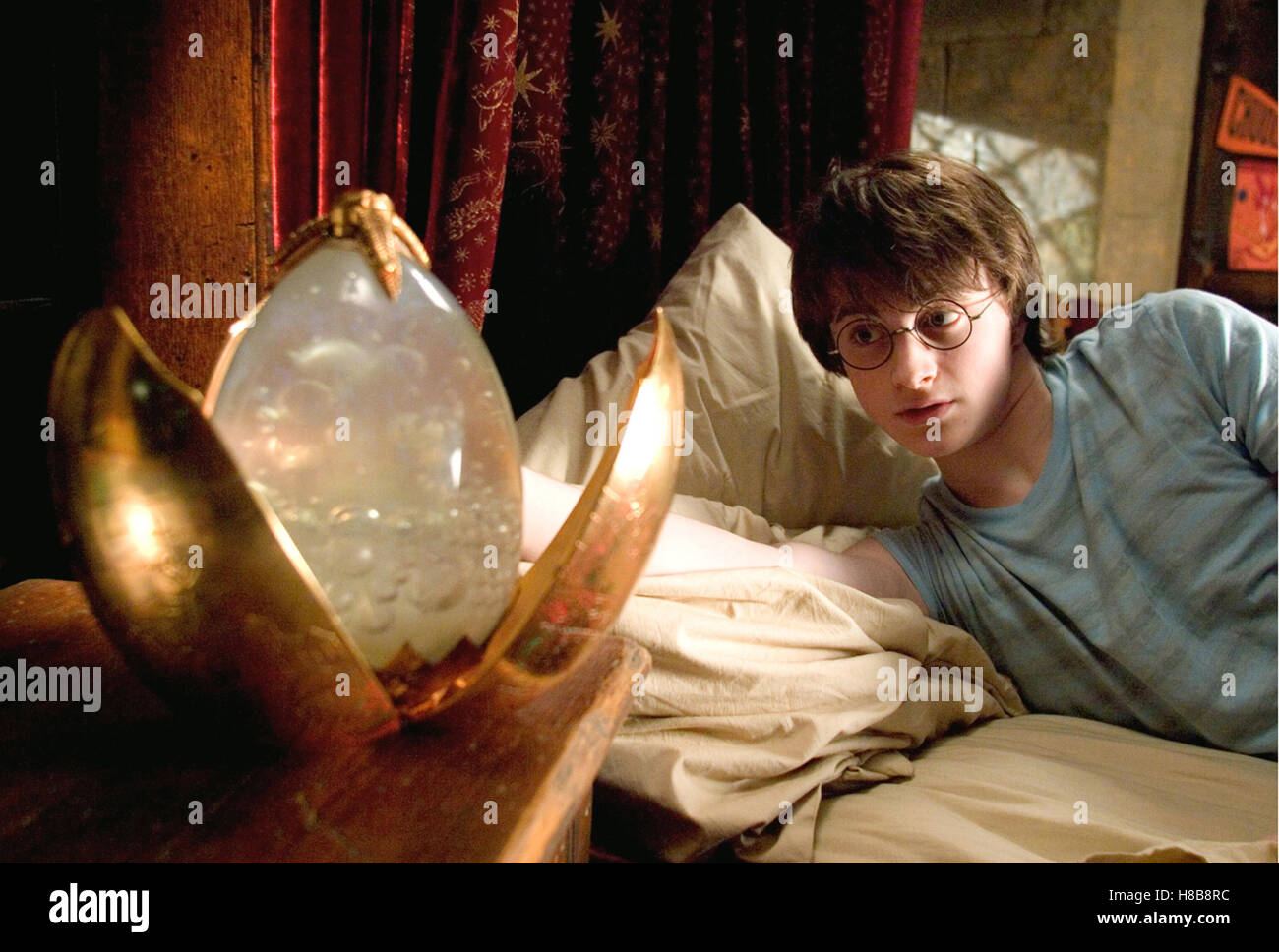 Harry Potter und der Feuerkelch, (HARRY POTTER AND THE GOBLET OF FIRE)  GB-USA 2005, Regie: Mike Newell, DANIEL RADCLIFFE, Key: Ei, Schale, Kelch  Stock Photo - Alamy