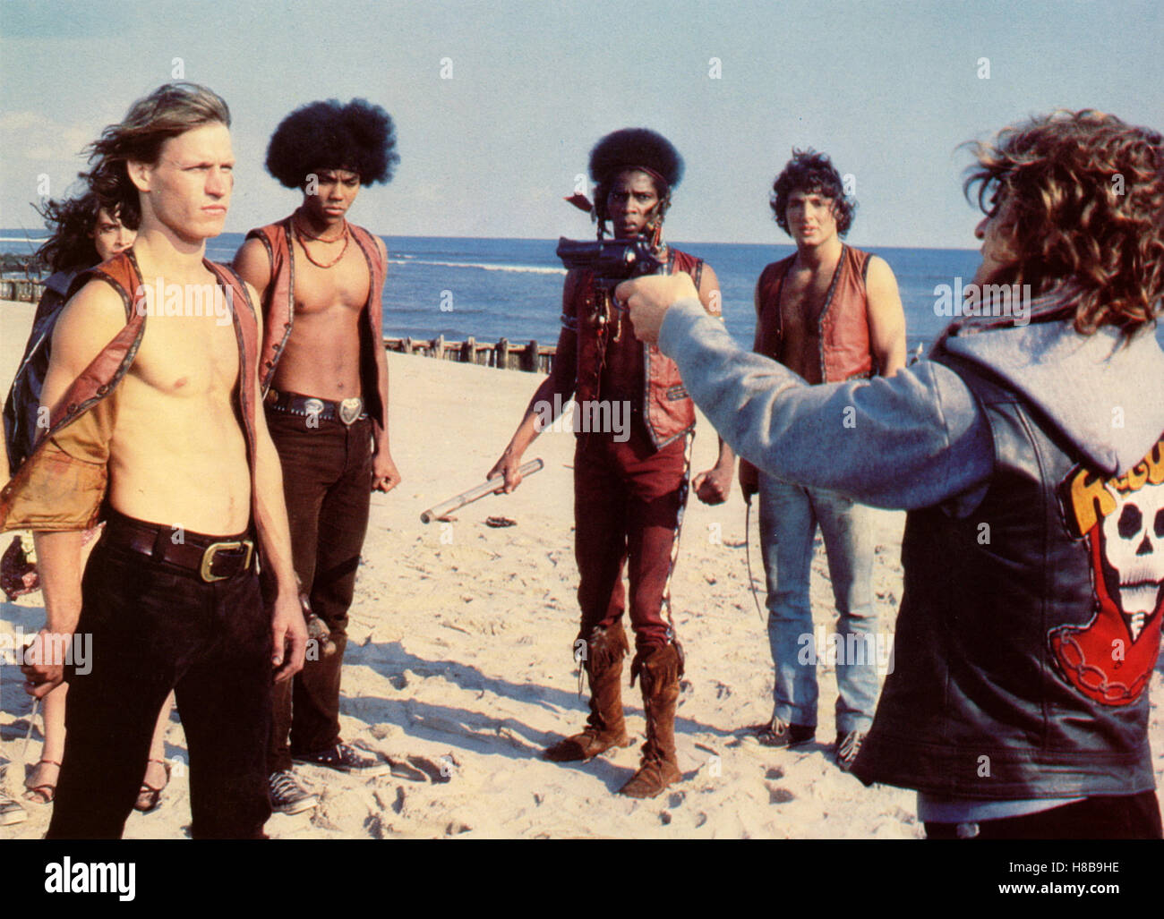 Die Warriors, (THE WARRIORS) USA 1978, Regie: Walter Hill, MICHAEL BECK(li), DAVID PATRICK KELLY (re), Key: Jugendbande, Gang, Strand, Waffe, Revolver, Bandenkrieg, Bedrohung, Stock Photo