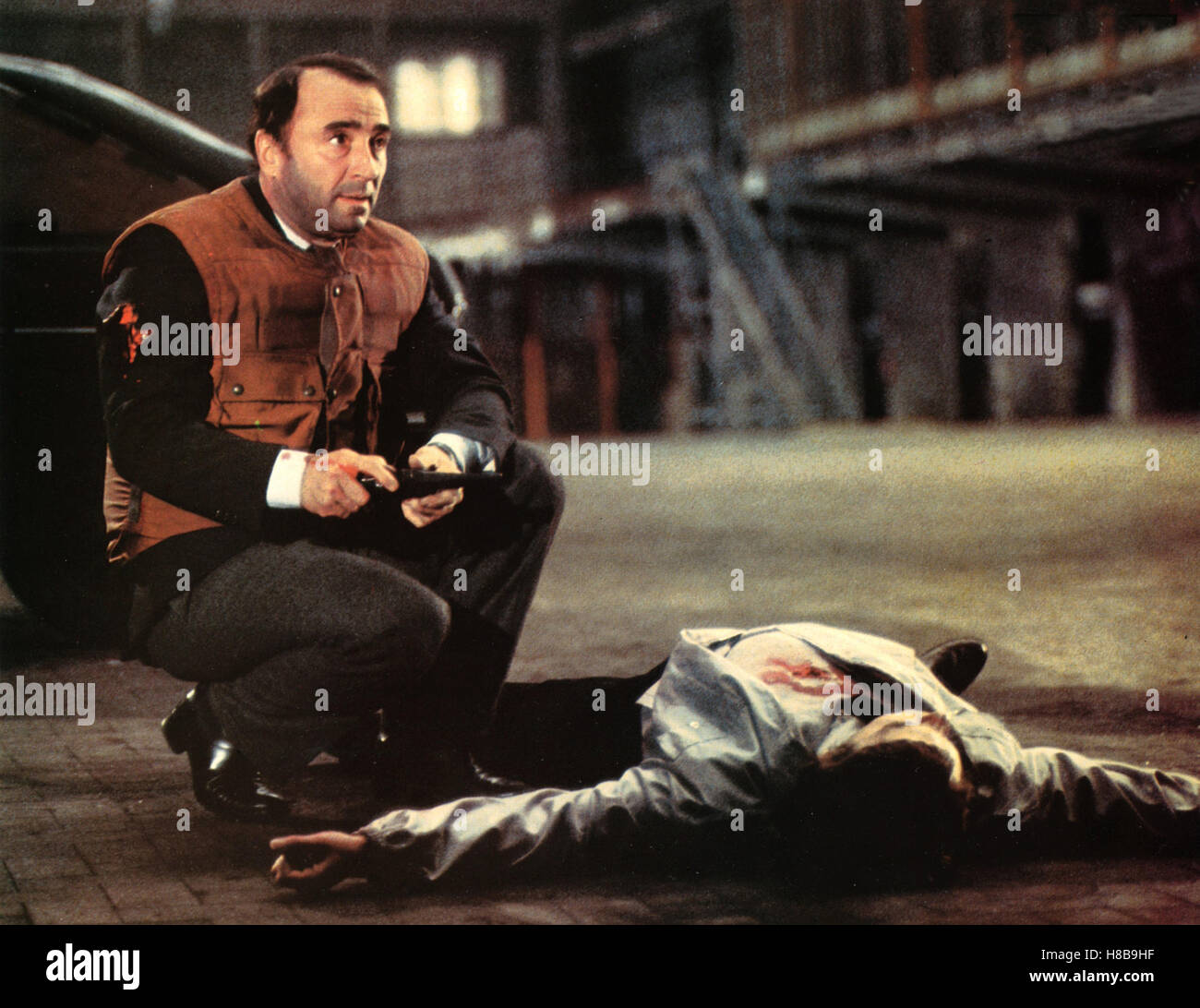 Wespennest, (LA CRIME) F 1983, Regie: Philippe Labro, CLAUDE BRASSEUR, Key: Kommissar, Waffe, Revolver, Leiche, Stock Photo