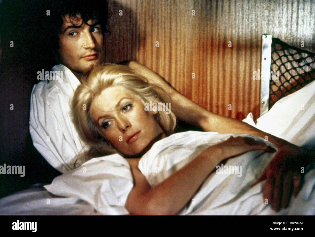 Herzklopfen, (LA CHAMADE) F 1968, Regie: Alain Cavalier, ROGER VAN HOOL, CATHERINE DENEUVE, Key: Paar, Bett, Zärtlichkeit, Liebe, Stock Photo