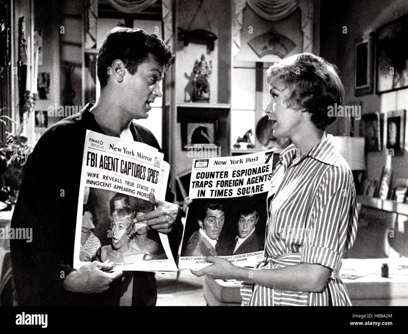 Wer war die Dame?, (WHO WAS THAT LADY?) USA 1959  s/w, Regie: George Sidney, TONY CURTIS, JANET LEIGH, Key: Zeitung, Schlagzeile, Zeitungsfoto, Foto, Stock Photo