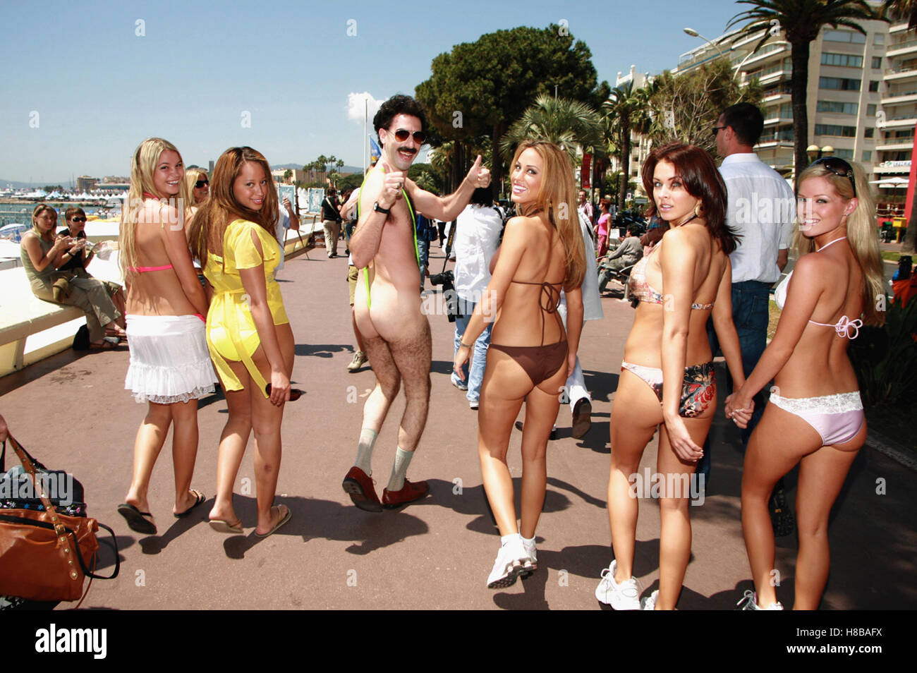Borat, (BORAT: CULTURAL LEARNINGS OF AMERICA FOR MAKE BENEFIT GLORIOUS NATION OF KAZAKHSTAN) USA 2006, Regie: Larry Charles, SACHA BARON COHEN, Key: Bikini, Bikini-Mädchen, , Verleih: Fox Stock Photo
