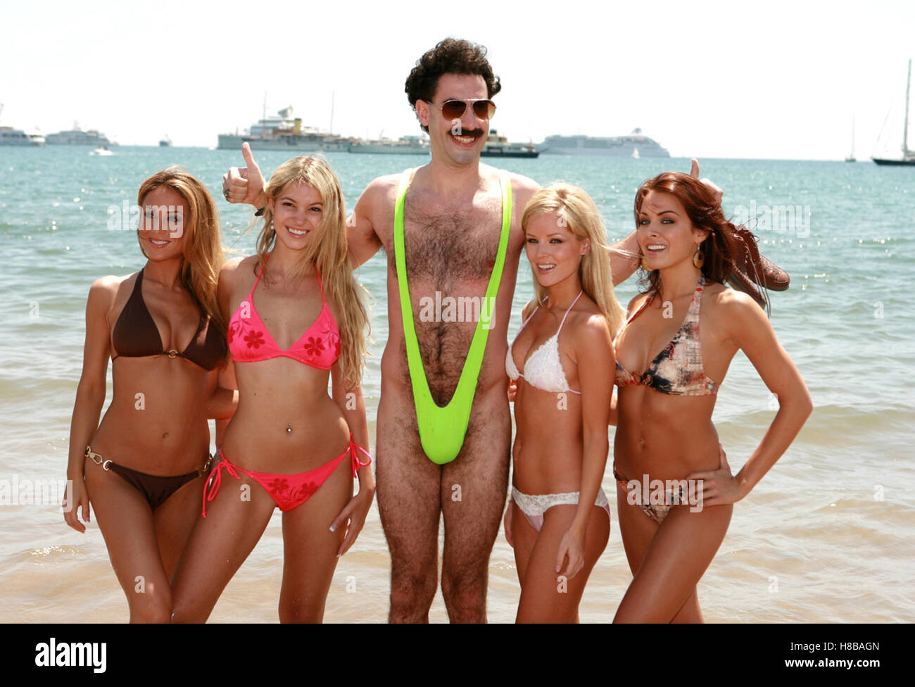 Borat, (BORAT: CULTURAL LEARNINGS OF AMERICA FOR MAKE BENEFIT GLORIOUS NATION OF KAZAKHSTAN) USA 2006, Regie: Larry Charles, SACHA BARON COHEN, Key: Bikini, Bikini-Mädchen, , Verleih: Fox Stock Photo