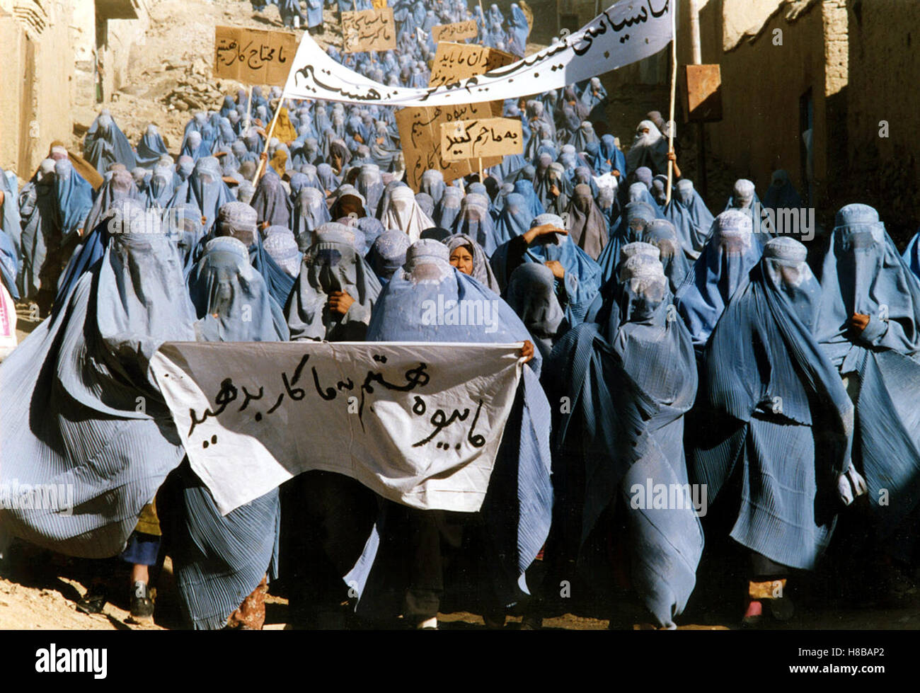 Osama, (OSAMA) AF-JAP-IRL-NL 2003, Regie: Siddiq Barmak, Szene von einer Demonstration unterdrückter Frauen gegen das Taliban-Regime, Key: Burka, Stock Photo