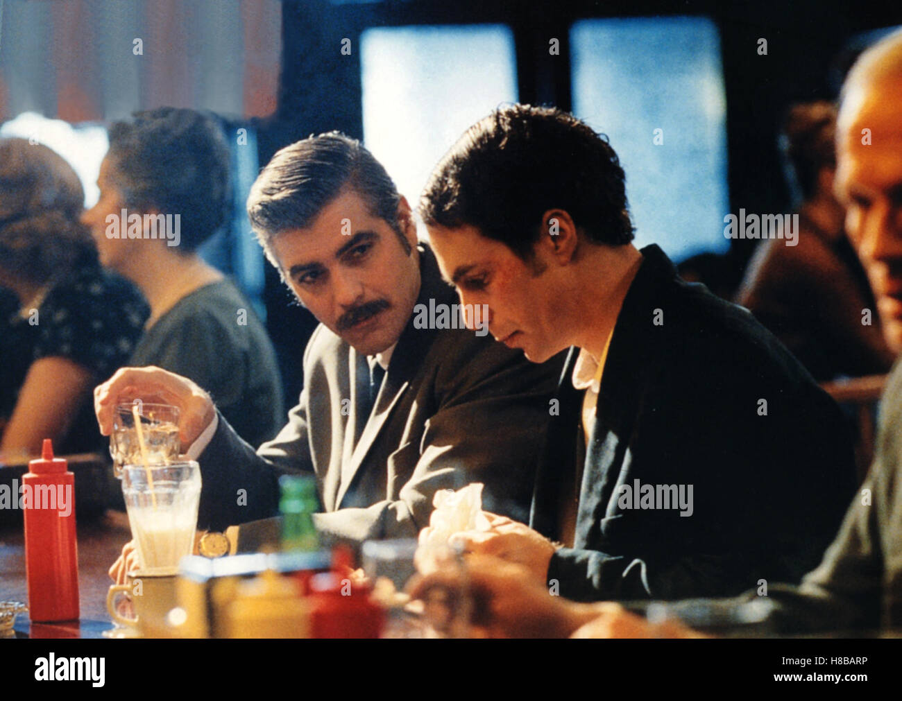 Geständnisse - Confessions of a Dangerous Mind, (CONFESSIONS OF A DANGEROUS MIND) USA 2002, Regie: George Clooney, GEORGE CLOONEY, SAM ROCKWELL, Key: Tresen, Diner, Stock Photo