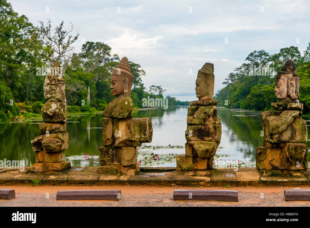 Angkor statues hi-res stock photography and images - Alamy