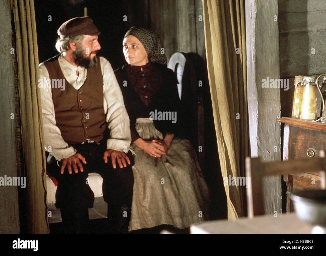 Anatevka, (FIDDLER ON THE ROOF) USA 1971, Regie: Norman Jewison, CHAIM TOPOL, NORMA CRANE, Key: Paar, Bettkante Stock Photo