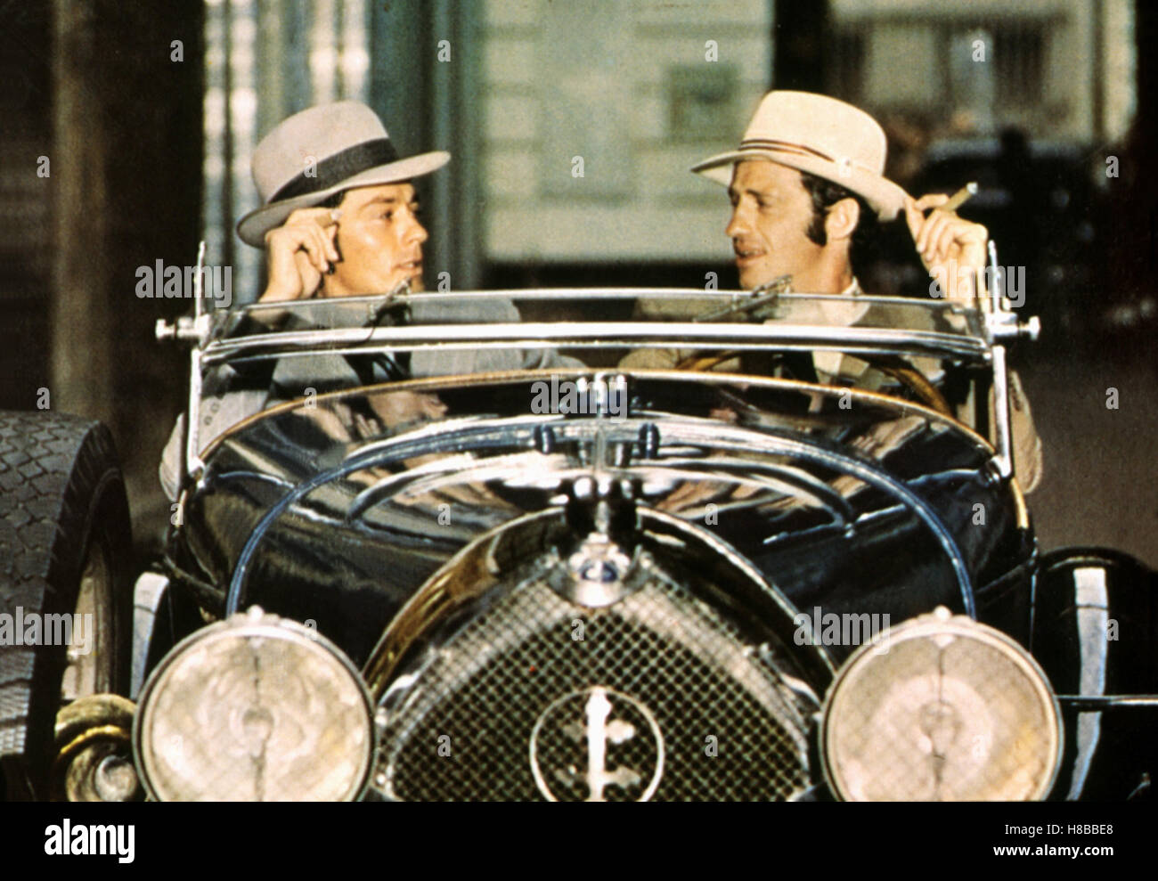 Borsalino, (BORSALINO) F-IT 1970, Regie: Jacques Deray, ALAIN DELON, JEAN-PAUL BELMONDO, Key: Auto, Fahrzeug, Cabrio, Scheinwerfer, Hüte, Zigarre, Ganoven Stock Photo