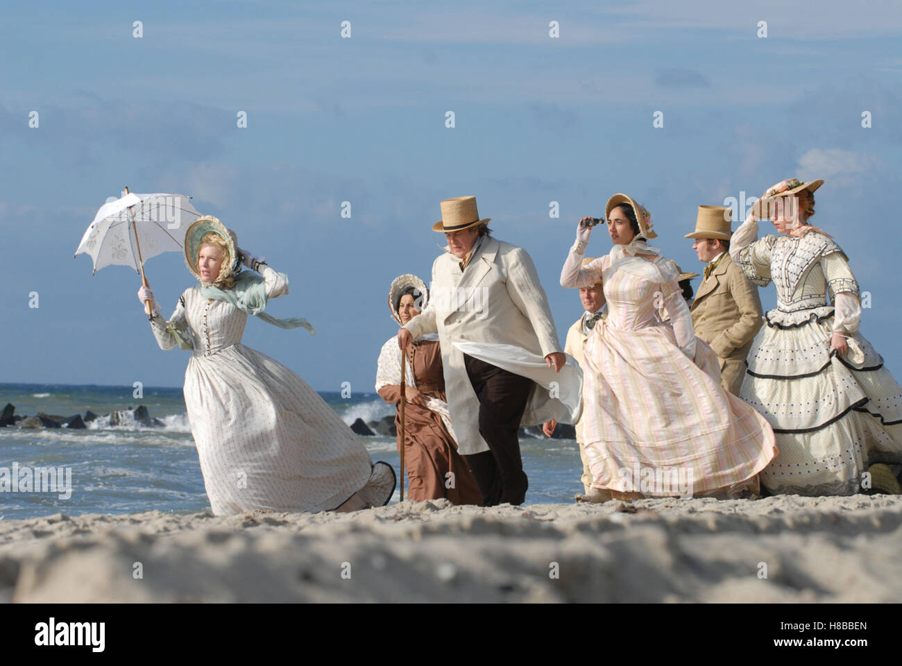 Buddenbrooks, (BUDDENBROOKS) D 2008, Regie: Heinrich Breloer, SUNNYI MELLES, JOSEF OSTENDORF, Key: Meer, Strand, Sonnenschirm, Wind, Promenade, Spaziergang Stock Photo