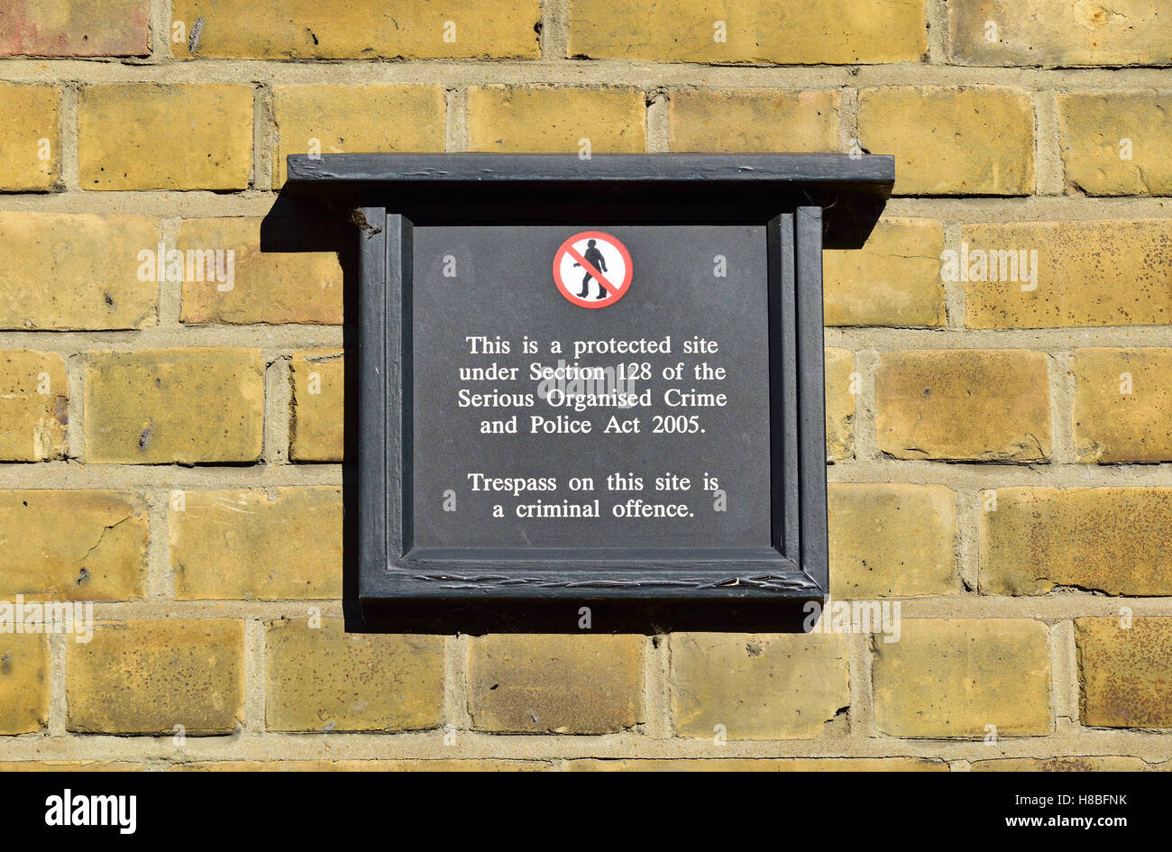 London, England, UK. Warning sign against trespass on the wall of the Gardens of Buckingham Palace Stock Photo