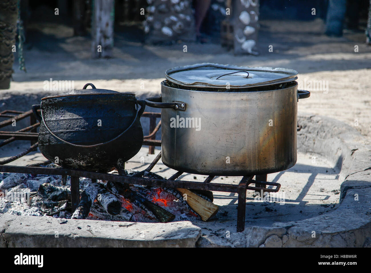 Aluminium pots hires stock photography and images Alamy