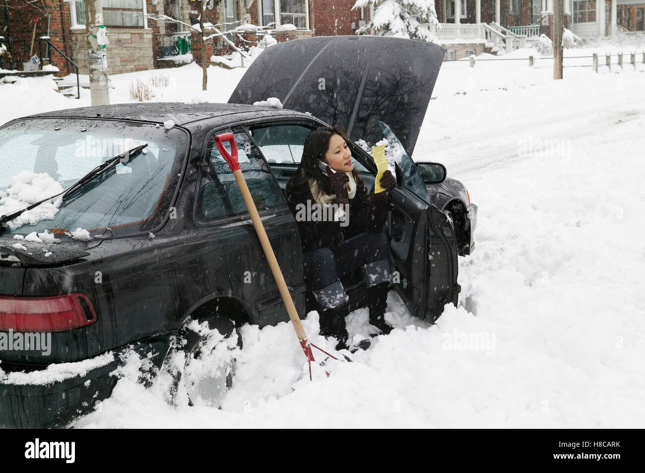 woman calling for help after her car broke down Stock Photo - Alamy