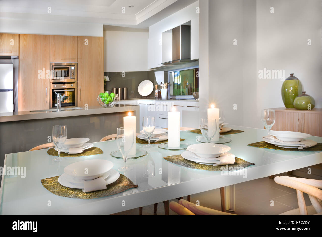 Base de rangement en céramique blanche avec de la vaisselle dans la cuisine  Photo Stock - Alamy