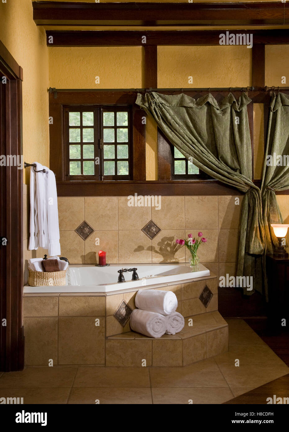 Steps up to corner bathtub Stock Photo Alamy