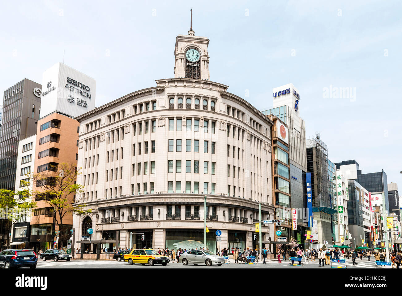 Japan, Tokyo, Ginza. Famous landmark, the corner Wako Department store  building with its iconic roof clock tower, seen from across street. Daytime  Stock Photo - Alamy