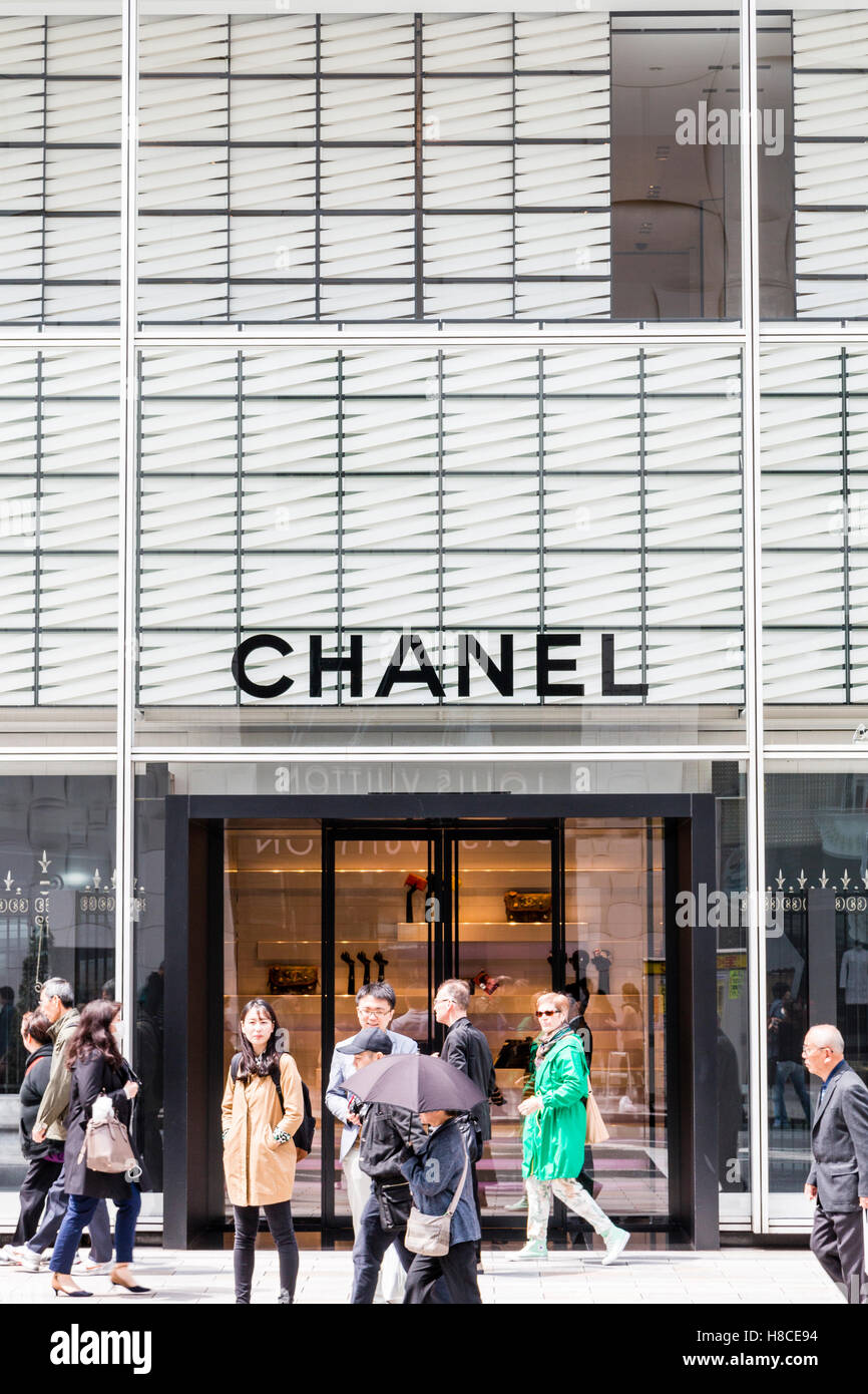 Japan, Tokyo, the Ginza shopping street, Chuo-Dori. Chanel Perfume store  sign above entrance to shop. People walking past. Daytime Stock Photo -  Alamy