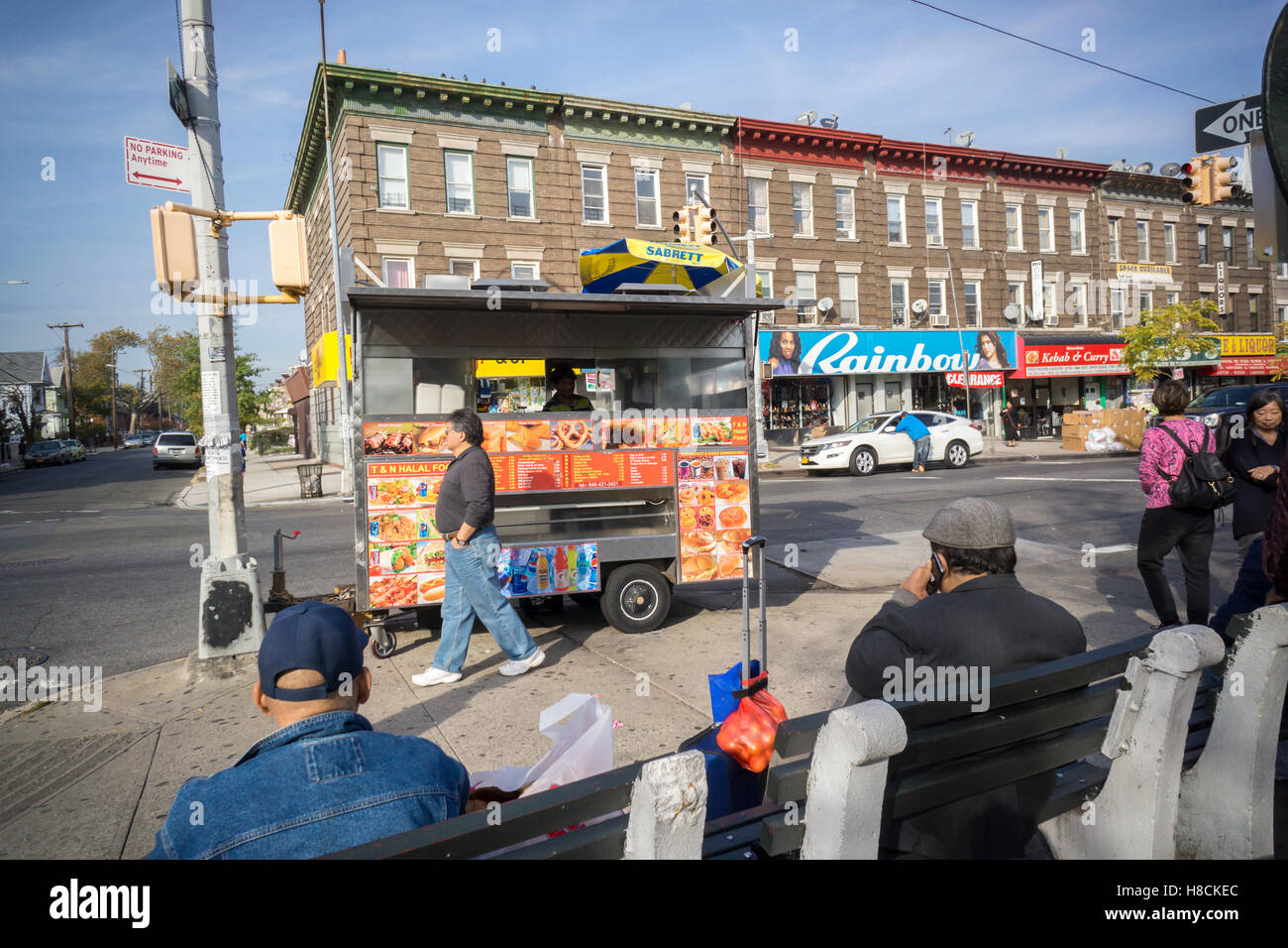 A halal food cart in the City Line neighborhood on the Brooklyn-Queens border in New York on Wednesday, November 2, 2016. The small neighborhood has become an enclave for Bangladeshi immigrants. (© Richard B. Levine) Stock Photo