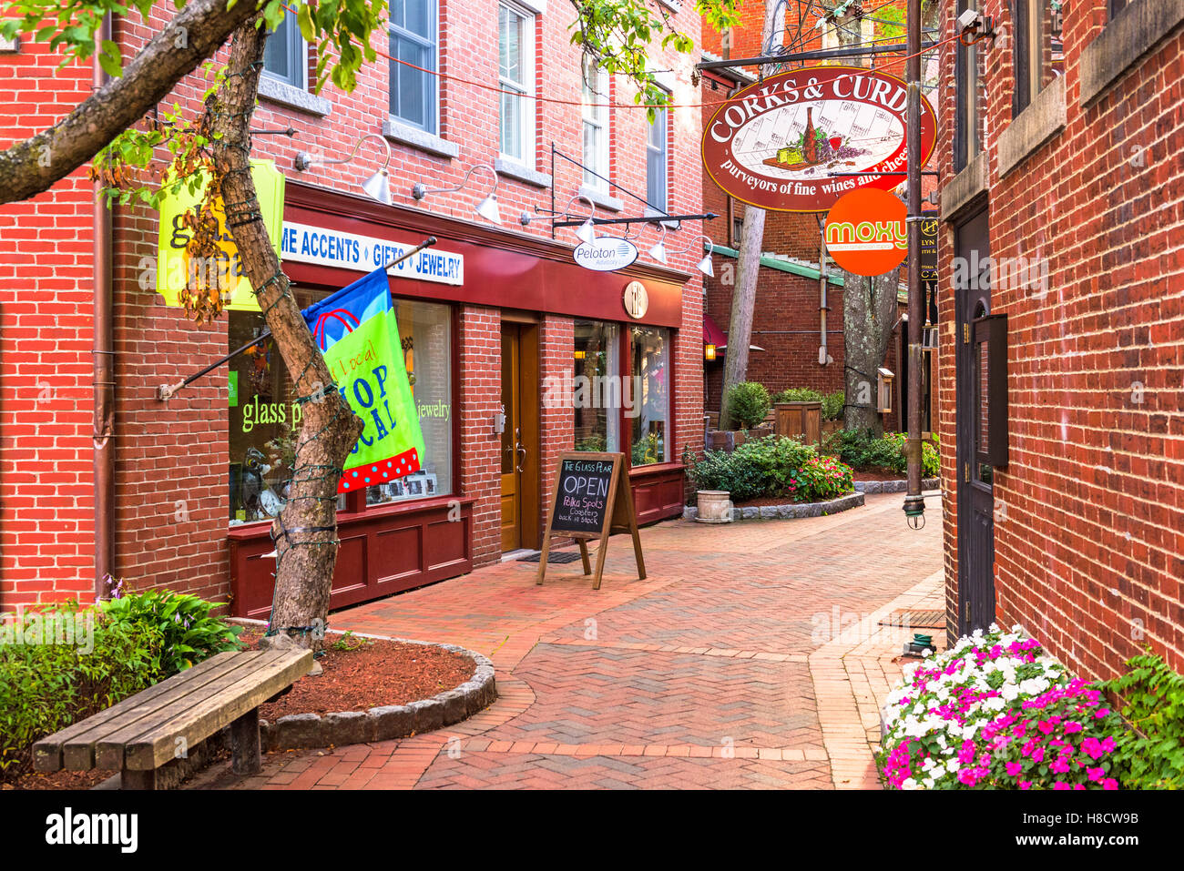 PORTSMOUTH, NEW HAMPSHIRE - SEPTEMBER 28, 2016: Stores and restuarants on historic  Commercial Alley in Portsmouth. Stock Photo