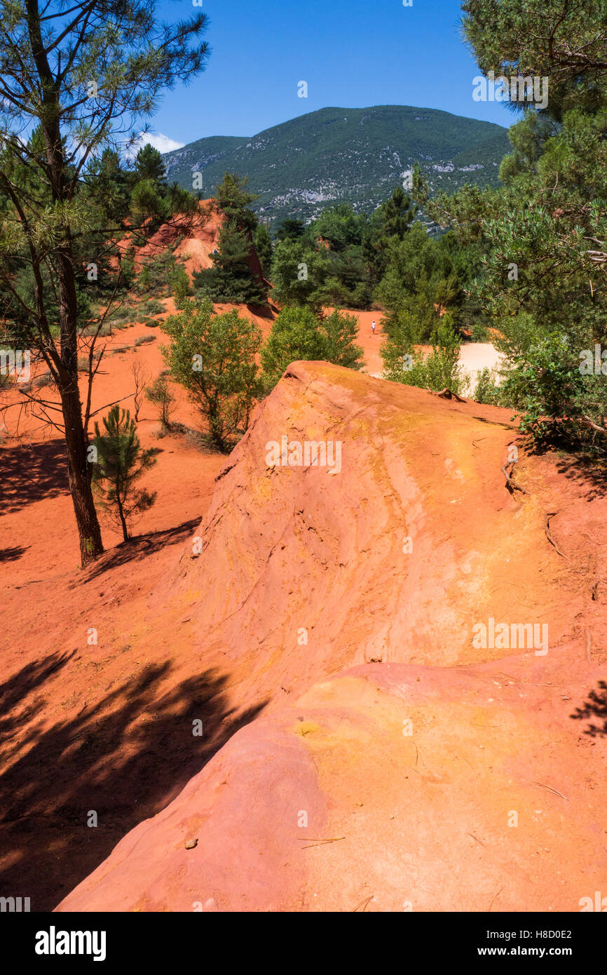 Le Sentier des Ocres, Ochre Trail in Roussillon, Vaucluse, Provence-Alpes-Côte d'Azur, France Stock Photo