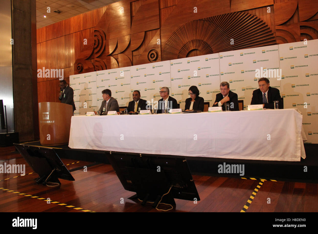 Rio de Janeiro, Brazil. 10th November, 2016. Petrobras' Board of Directors presents operating and financial results for the third quarter of 2016 at a press conference held at the company's headquarters building, in Rio de Janeiro Downtown. Participated in the press conference: João Elek, Roberto Moro, Solange Guedes, Ivan Monteiro, José Celestino and Hugo Repsold Júnior. Credit:  Luiz Souza/Alamy Live News Stock Photo