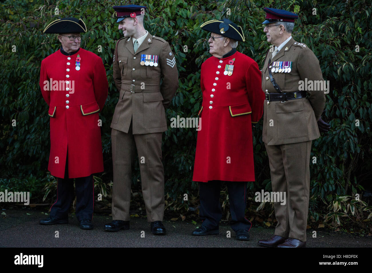 London, UK. 10th November, 2016. Soldiers and Chelsea Pensioners at the dedication of Kensington Memorial Park by the Royal Borough of Kensington and Chelsea to the Centenary Fields programme. Centenary Fields honours the memory of the millions who lost their lives during the First World War by securing and protecting outdoor recreational space in perpetuity for the benefit of future generations. Credit:  Mark Kerrison/Alamy Live News Stock Photo