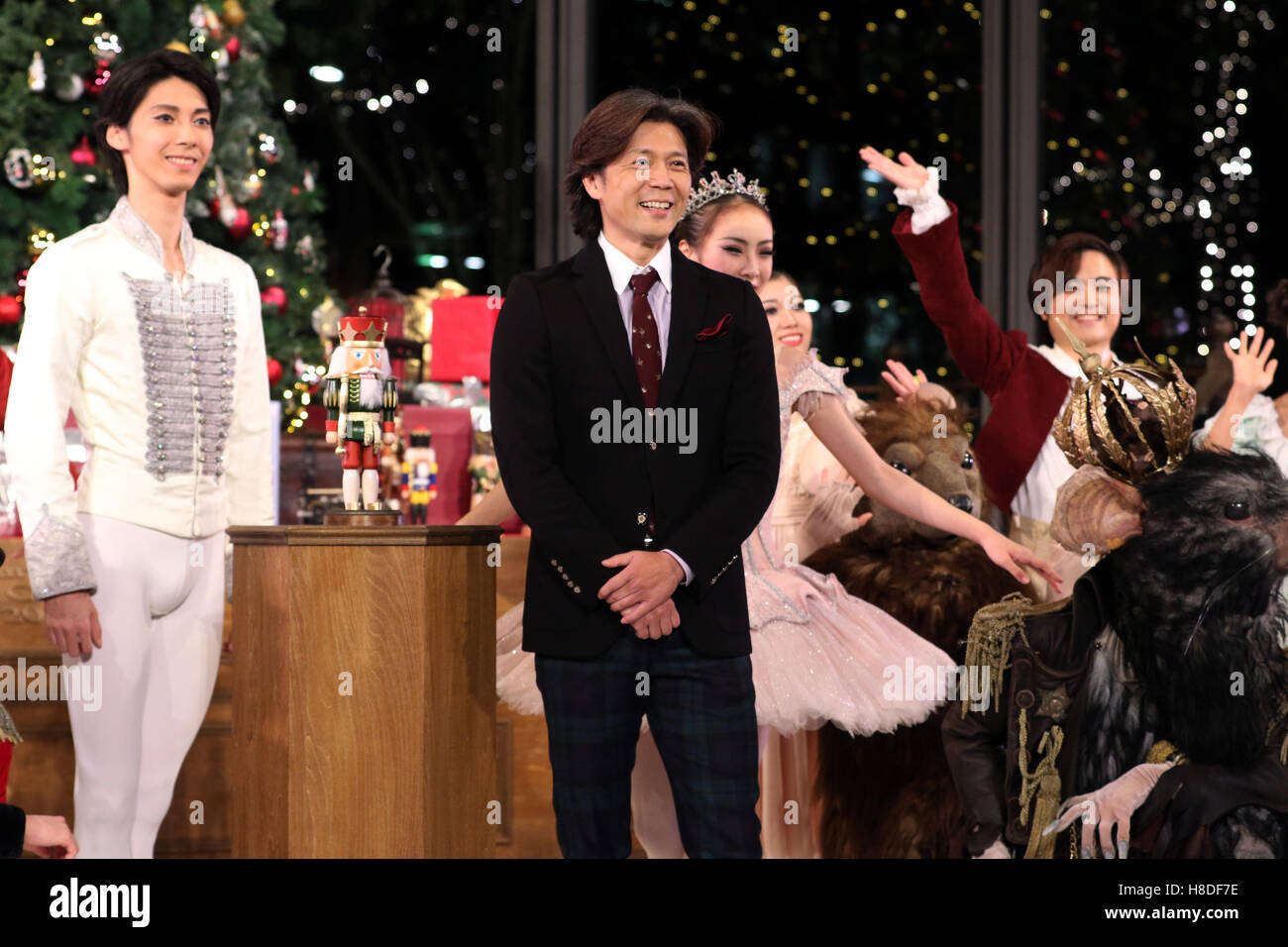 Tokyo, Japan. 10th Nov, 2016. Tetsuya Kumakawa (C), Japanese ballet dancer and director of the K Ballet Company with his dancers attend the light-up ceremony of a large Christmas tree at the Marunouchi building in Tokyo on Thursday, November 10, 2016. The Marunouchi area started illumination and decoration with motif of ballet dance Tchaikovsky's 'Nutcracker' through the Christmas Day. © Yoshio Tsunoda/AFLO/Alamy Live News Stock Photo