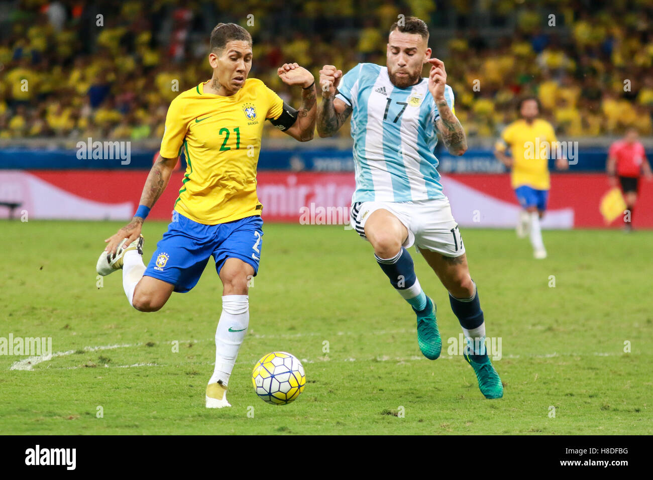 Belo Horizonte, Brazil. 10th Nov, 2016. Dispute between Nicolás Otamendi, Argentina, and Roberto Firmino, Brazil, in Brazil x Argentina, a match valid for the qualifiers of the World Cup 2018, the Mineirao Stadium in Belo Horizonte, MG. Credit:  Dudu Macedo/FotoArena/Alamy Live News Stock Photo