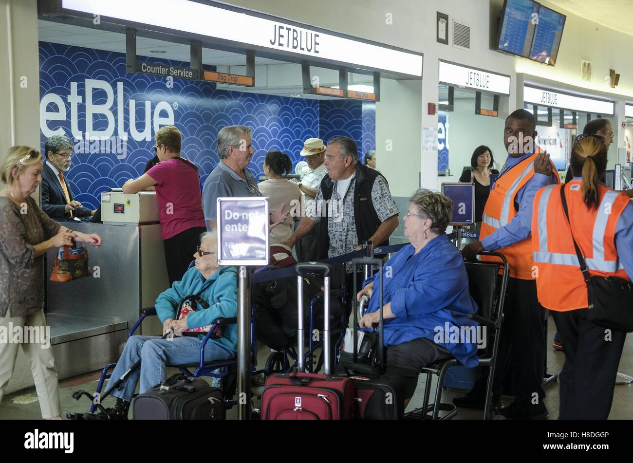 Los Angeles, California, USA. 19th Oct, 2016. Passengers at Jet Blue ...