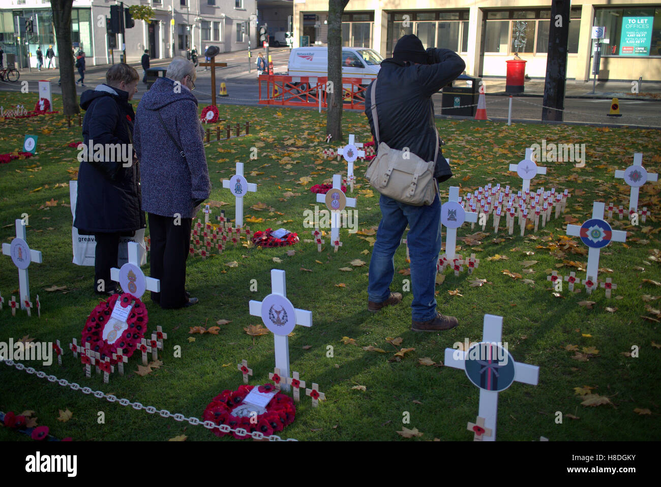 Glasgow, Scotland, UK 10th November 2016 George Square Glasgow has its Garden of remembrance and poppy statue for people to pay respects Credit:  Gerard Ferry/Alamy Live News Stock Photo