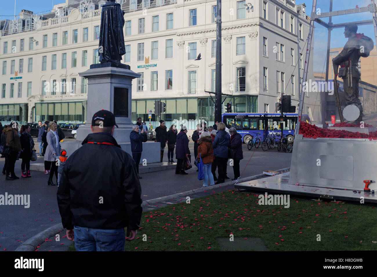 Glasgow, Scotland, UK 10th November 2016 George Square Glasgow has its Garden of remembrance and poppy statue for people to pay respects Credit:  Gerard Ferry/Alamy Live News Stock Photo