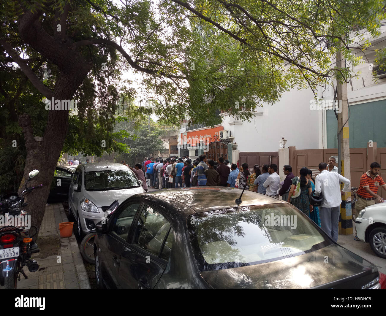 Delhi, India. 11th Nov, 2016. Queue of people waiting to deposit high value notes in their accounts or get them exchanged for smaller notes outside banks in Delhi after the Indian Government announced demonetisation of Rs. 500 and Rs. 1000 notes in Delhi, India  Credit:  Ashish Agarwal/Alamy Live News. Stock Photo