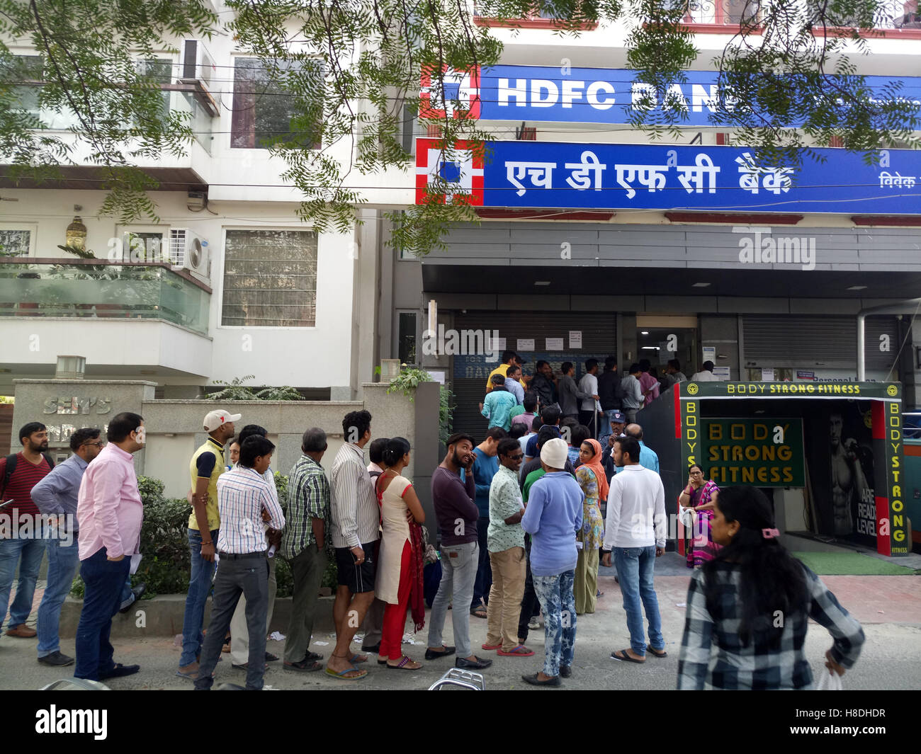 Delhi, India. 11th Nov, 2016. Queue of people waiting to deposit high value notes in their accounts or get them exchanged for smaller notes outside banks in Delhi after the Indian Government announced demonetisation of Rs. 500 and Rs. 1000 notes in Delhi, India  Credit:  Ashish Agarwal/Alamy Live News. Stock Photo
